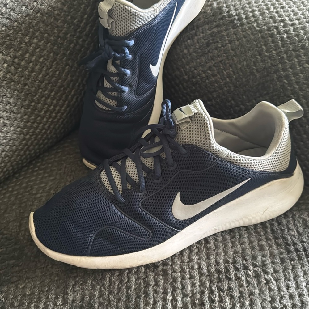 Nike Men's Dark Blue and White Sneakers